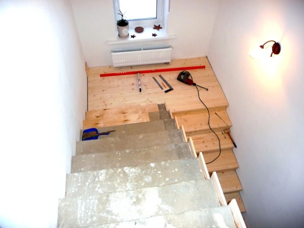 Монтаж деревянных ступеней на бетонное основание