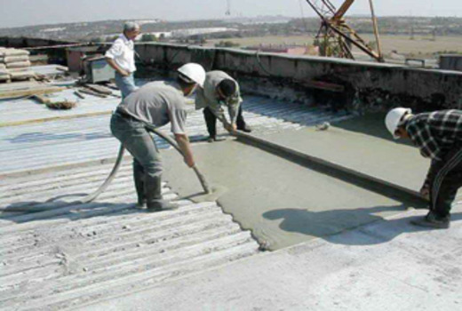 Подготовка к застыванию бетонной плиты 