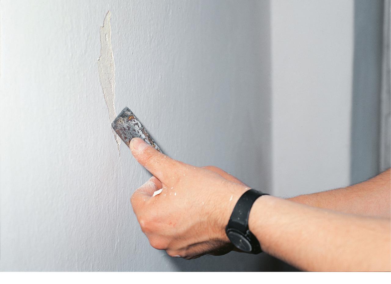 Трещины на стенах в квартире. Расшивка трещин в стене. Расшивка трещин в штукатурке. Трещины на штукатурке. Шпаклёвка для трещин в стене.