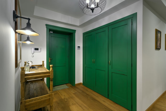 шкаф зеленого цвета в интерьере коридора