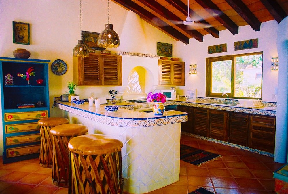 Просторная кухня в мексиканском стиле с персиковыми стенами