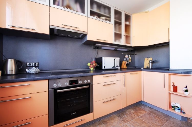 Кухонный фартук серого цвета и персиковая мебель