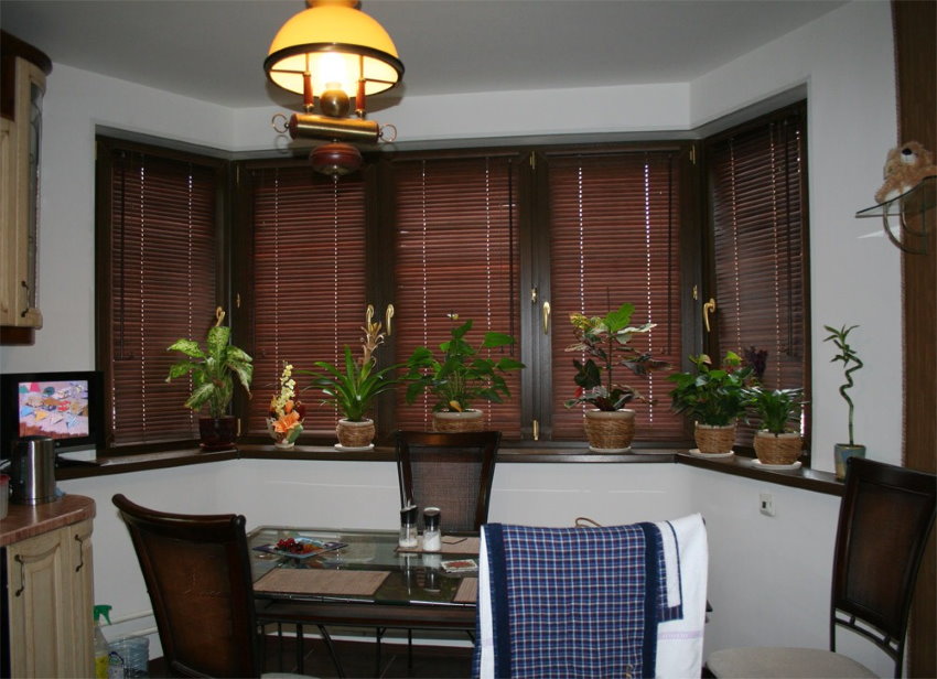 Бамбуковые шторы в эркере кухни