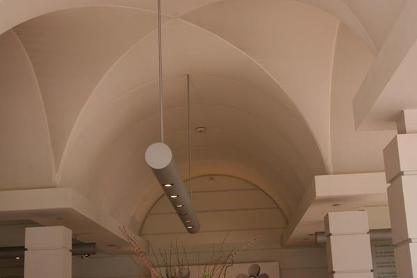 В сочетании с гипсокартоном натяжной потолок может выполняться в виде любых геометрических фигур