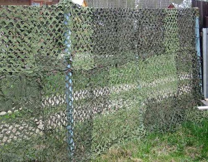 Маскировочная сеть на заборе из рабицы