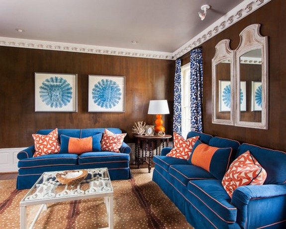 синие шторы к коричневым обоям в гостиной
