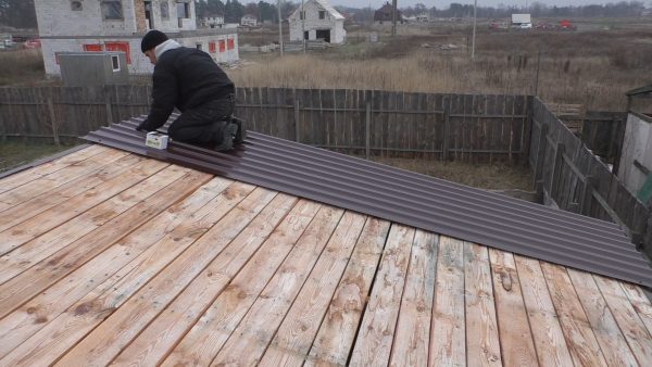 Покрытие крыши профнастилом по деревянному основанию