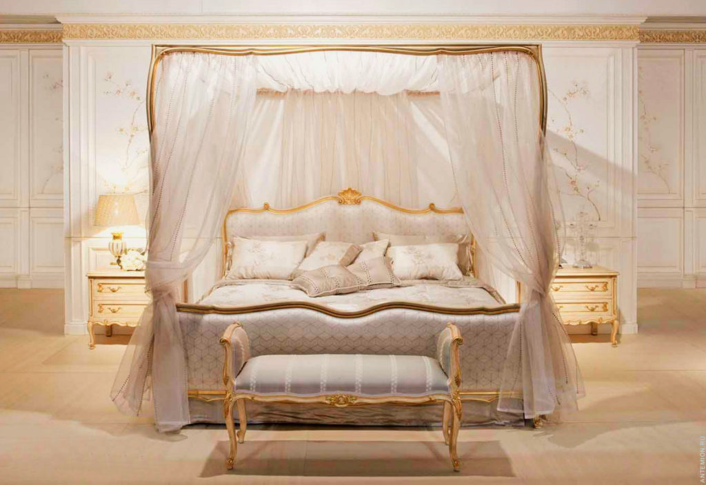 Кровать с балдахином в интерьере роскошной спальни