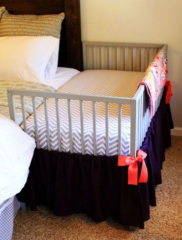 Детская люлька, установленная вплотную к родительской кровати