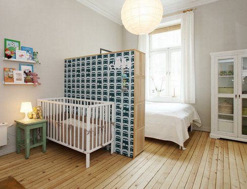 Фото спальни с зонированием – родительская кровать отделена от детской люльки шкафом
