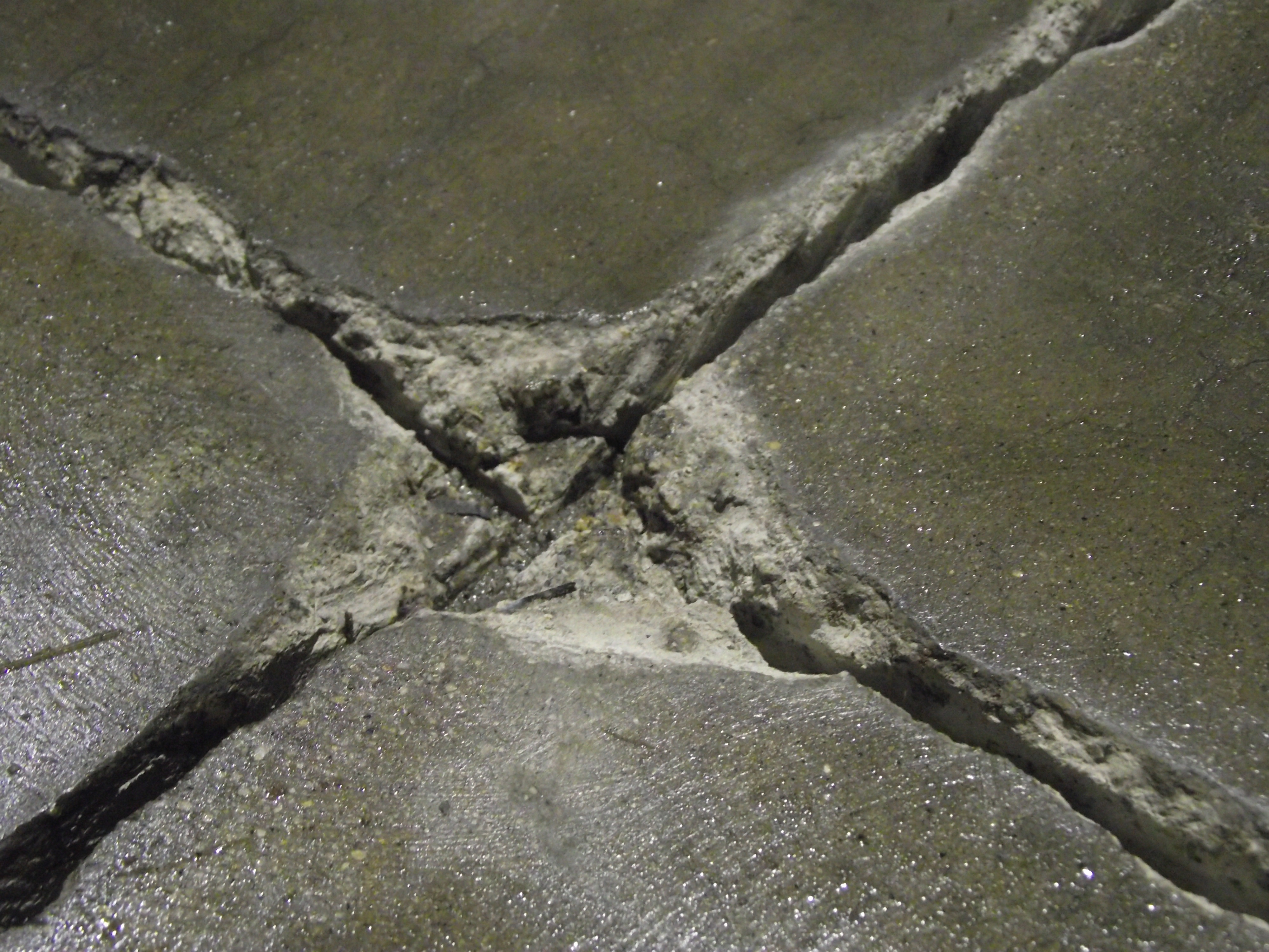 Трещины в бетонном полу. Деформационные усадочные швы. Деформационные и температурно-усадочные швы в бетонных полах. Цементобетонные шви. Деформационных шов в цементобетоне.