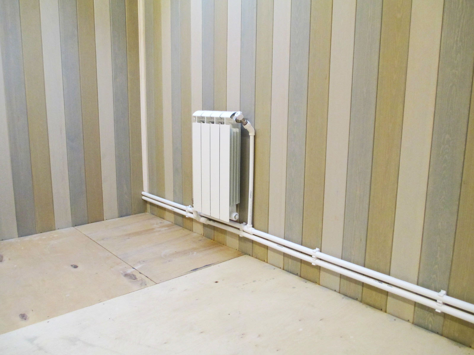 Полипропиленовые радиаторы отопления. Радиатор отопления снизу большой трубы 200. Трубы для батарей отопления в стене снизу. Трубы отопления в стене. Труба со стена на радиатор отопления.