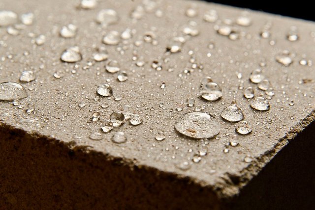 Действие силеров выражается не только в упрочнении бетонной поверхности, но и в придании ей выраженных гидрофобных качеств.