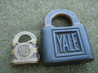 yale-padlock