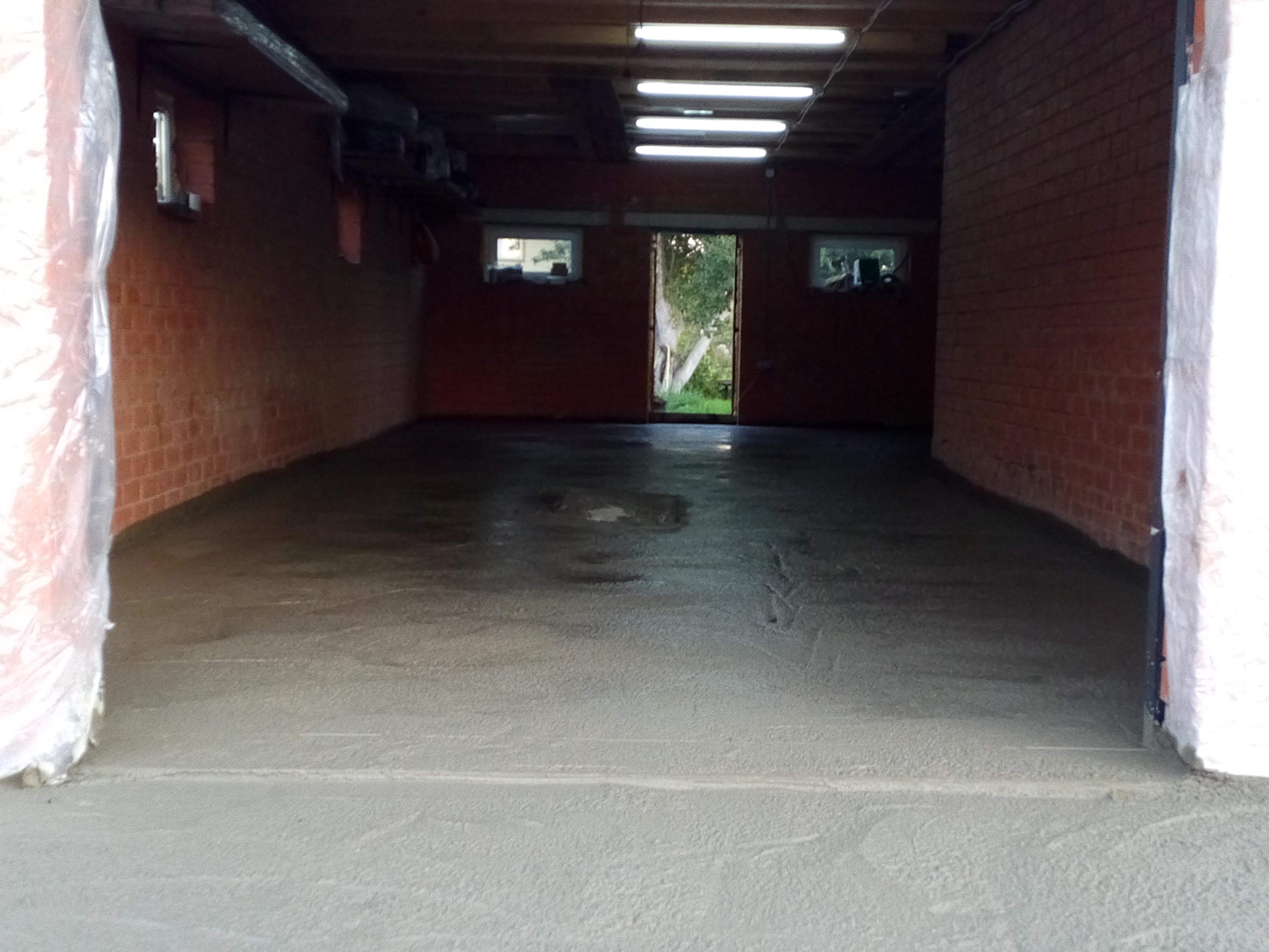 Заливка пола бетоном в гараже своими руками:  залить пол в гараже .