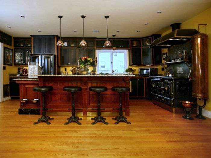 интерьер кухни в стиле стимпанк с деревянным паркетом