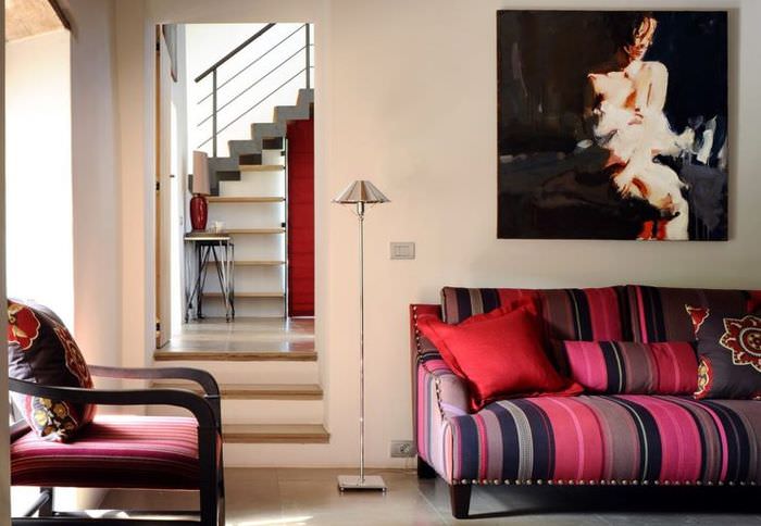 Полосатый диван в гостиной итальянского стиля