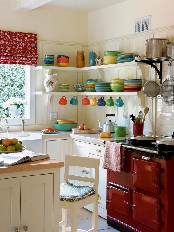 Открытые полки для посуды экономят место на кухне