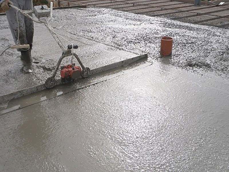 Залила плиту водой. Заливка бетона. Укладка бетона. Приспособления для заливки бетонной смеси. Технология заливки бетона.