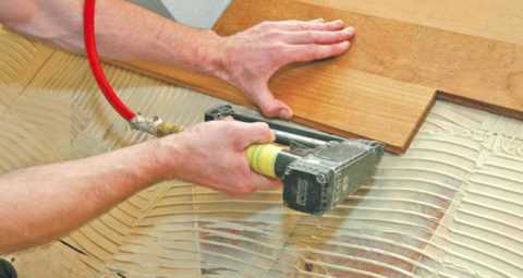 Как постелить деревянный пол на бетонное основание